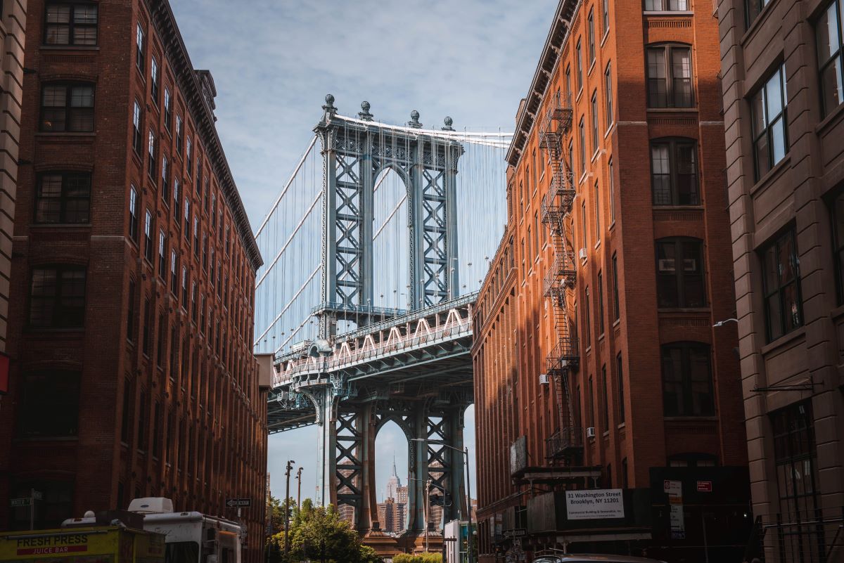 manhattan-bridge-seen-between-buildings