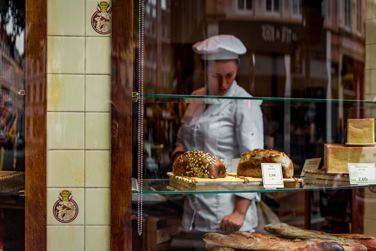 macro-shot-photography-of-bread-near-chef