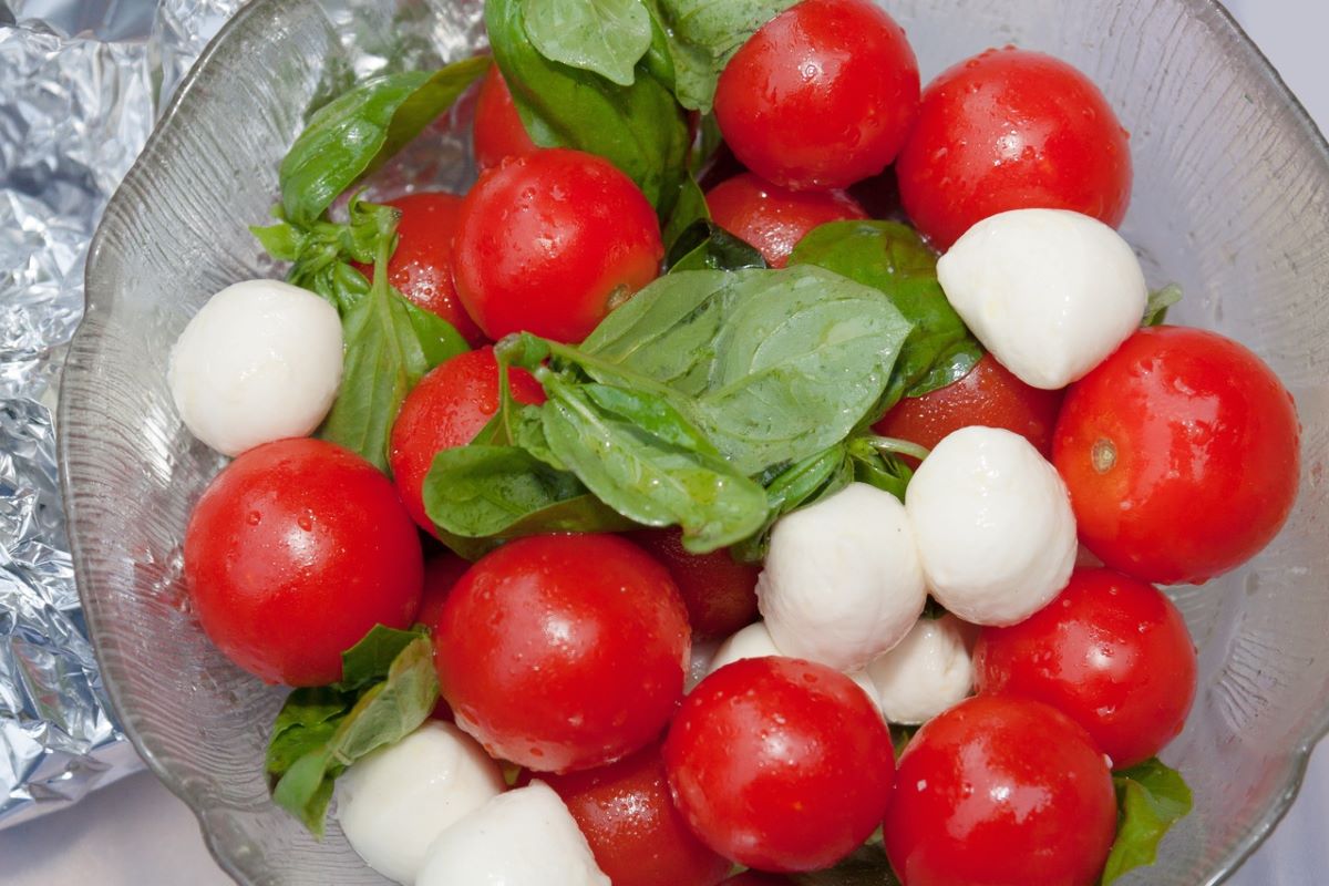 mozzarella balls cherry tomatoes and basil