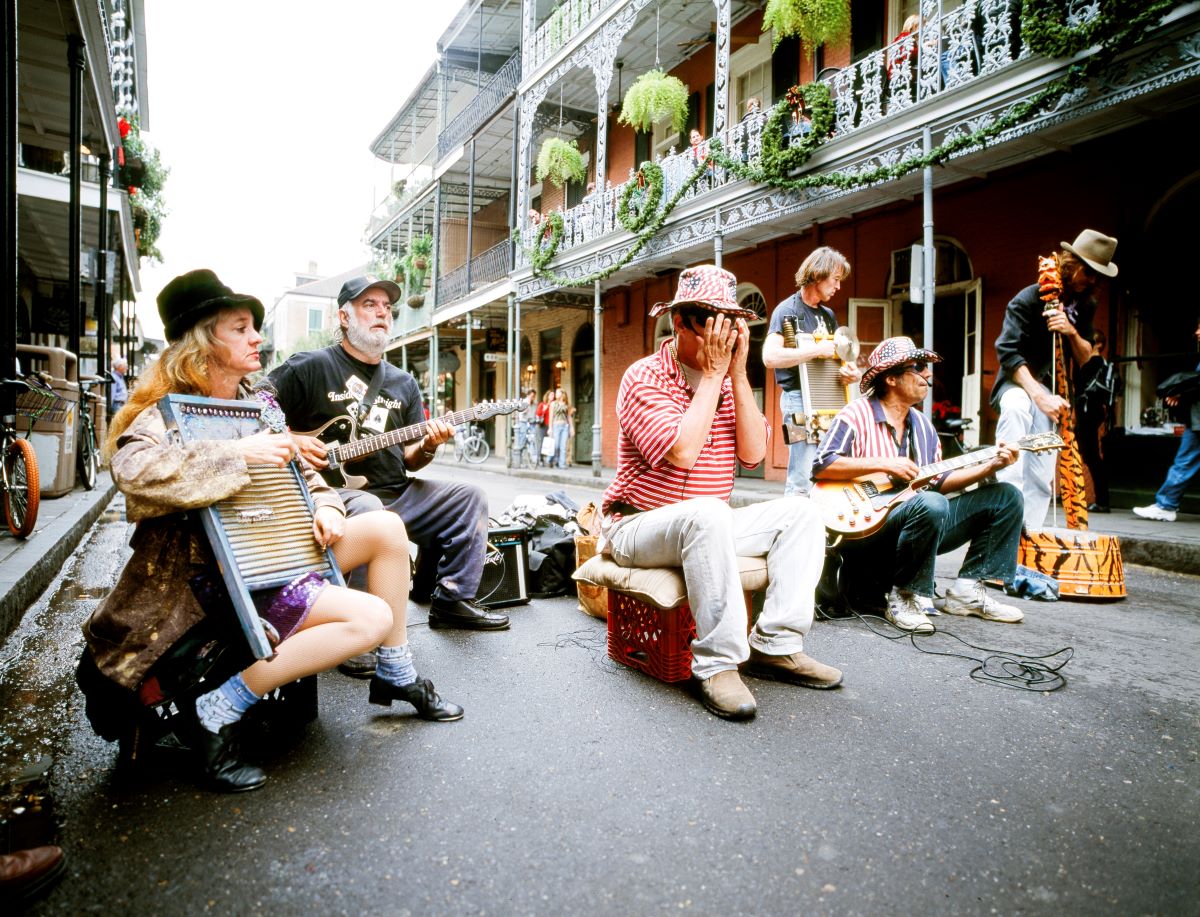 people playing music in New Orleans street