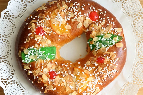 The Roscón de Reyes is an important part of the celebration for Three Kings' Day. This cake is covered in candied fruit and is often served with whipped cream. It is a delicious breakfast for the day of Los Reyes Magos!