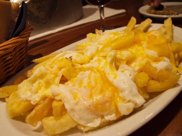 Huevos rotos (eggs broken over fried potatoes)