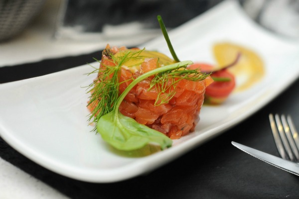 The delicious salmon tartar from La Azotea, beautifully presented and full of flavor, is one of the restaurant's standout dishes. Unsure where to eat in Seville? La Azotea is a great option!