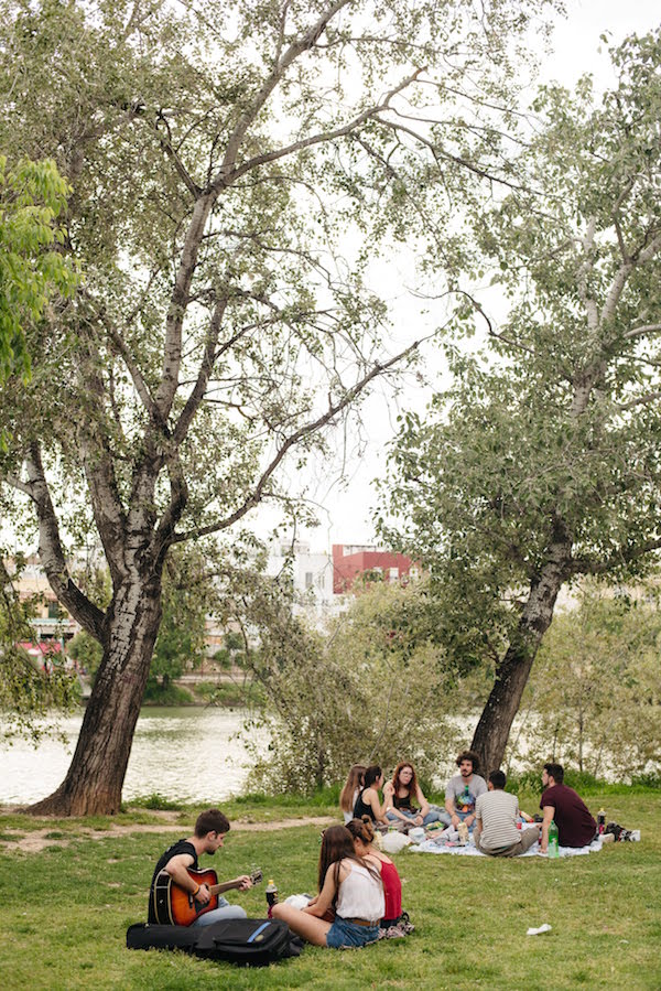 One of our favorite things to do in Seville in June: relaxing in the park by the river before stopping for drinks at the gastro market.