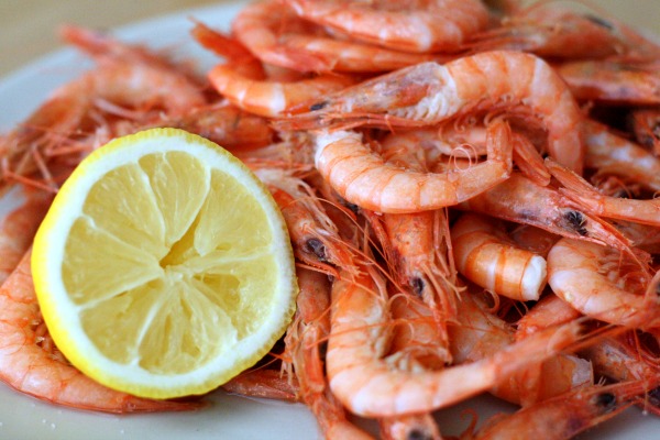 Gambas cocidas are one of the Spanish summer recipes that we couldn't live without. We love a simple mountain of shrimp with lemon, like in this picture.