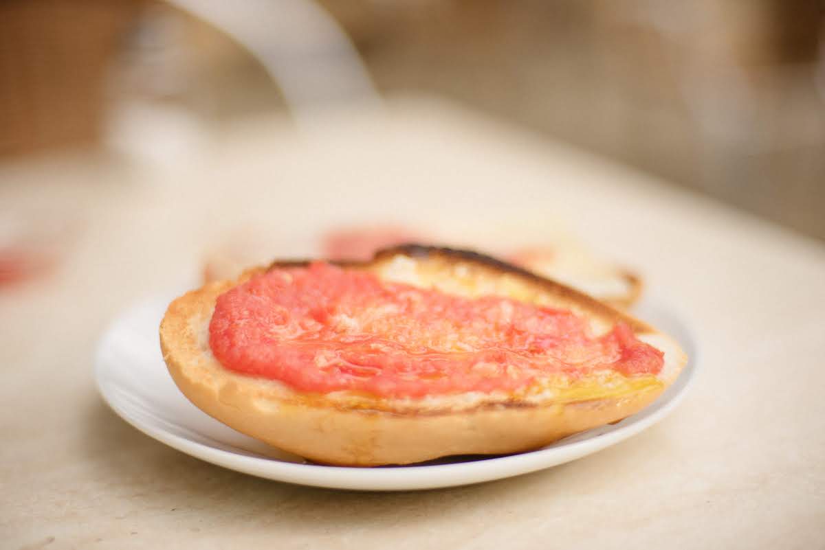 Toasted bread with fresh pureed tomato