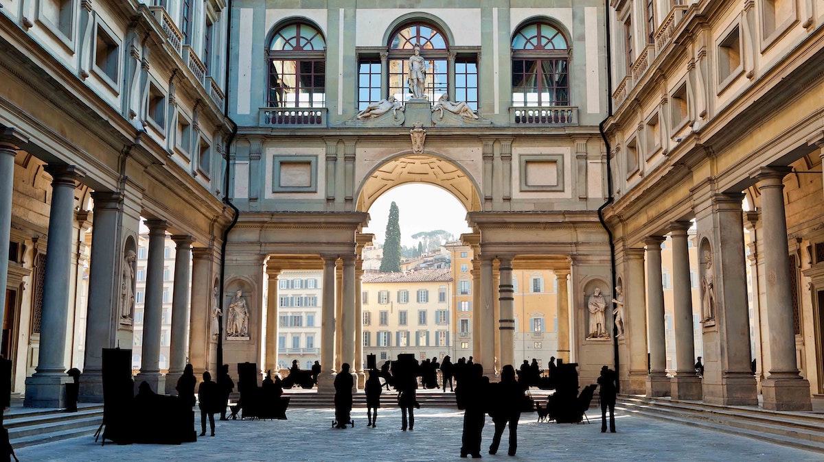 Arched entranceway and large square in front of the Uffizi Museum in Florence
