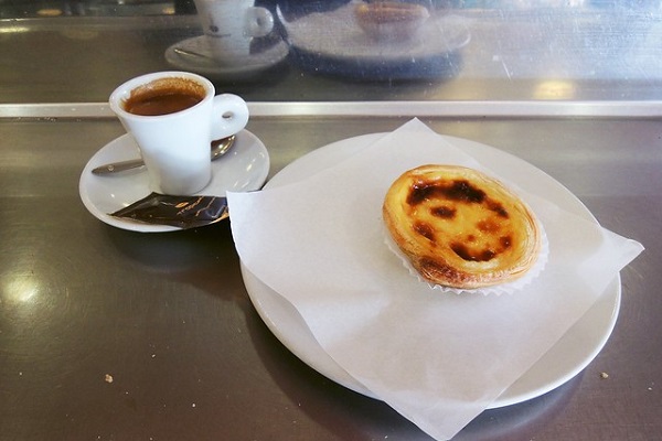 Wondering what time do people eat in Portugal? You can have a morning snack like this one between 10 a.m. and 11 a.m.