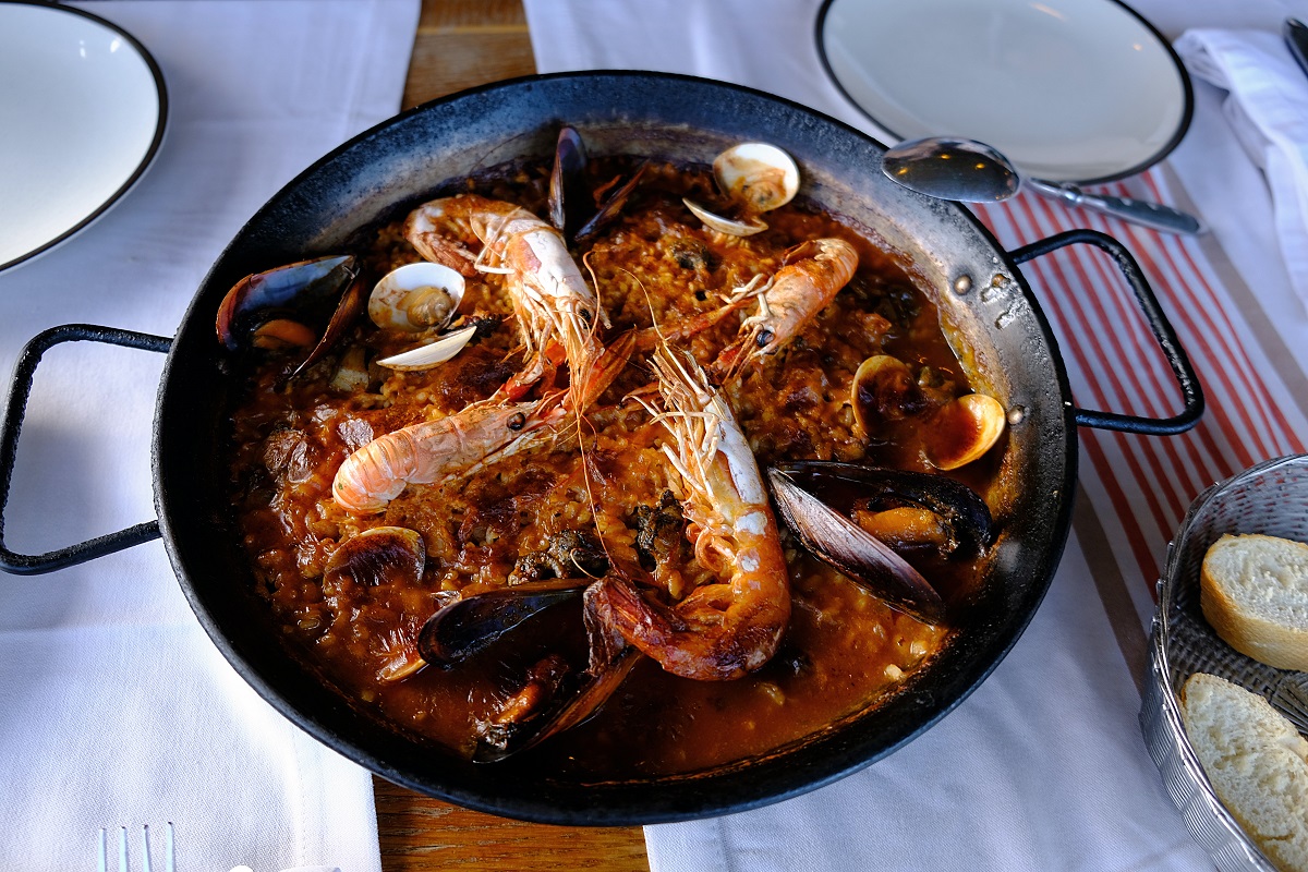 https://assets2.devourtours.com/wp-content/uploads/young-shih-MEW5M1WhMQE-unsplash-paella.jpg